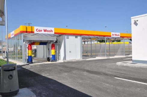 gasolinera con geotermia que calienta agua lavado coches y enfría tienda