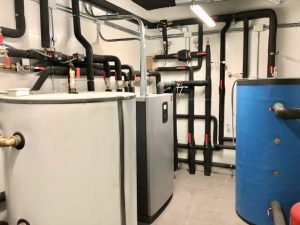 compacta sala de máquina de geotermia en edificio