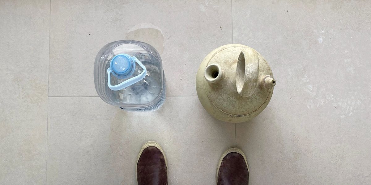 Botijo vs botella de plástico Botijo vs botella de plástico