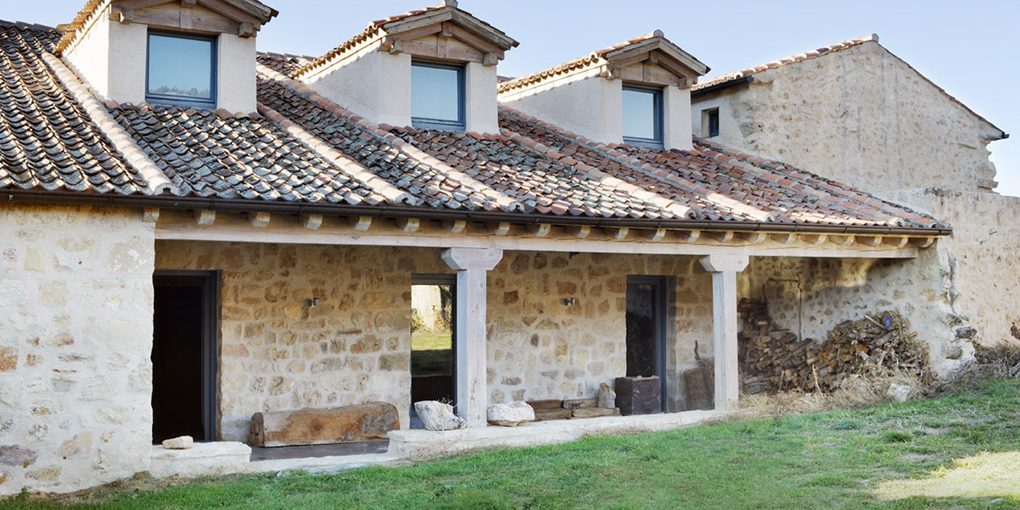 Casa de piedra rehabilitada con geotermia