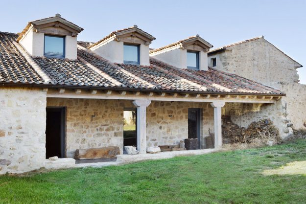 Casa rehabilitada en la que se ha instalado geotermia Casa de piedra rehabilitada con geotermia