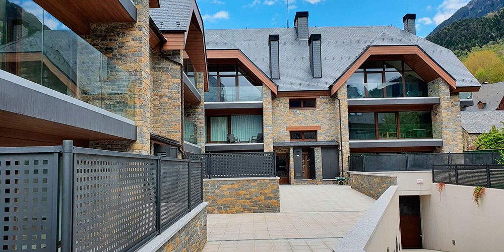 Complejo-residencial-en-Los-Pirineos-con-geotermia