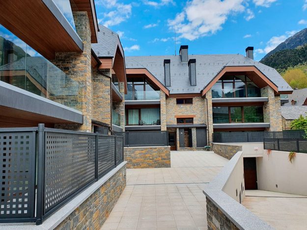 Complejo-residencial-en-Los-Pirineos-con-geotermia