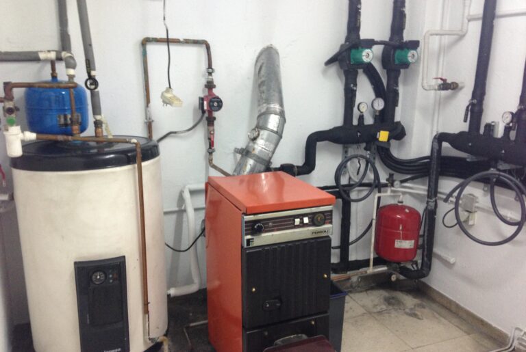 El-cuarto-de-caldera-con-su-tanque-de-ACS-a-la-izquierda-y-el-grupo-de-impulsión-a-la-derecha