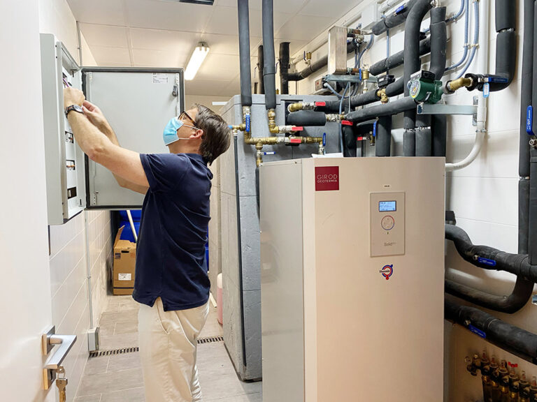 Tecnico-en-instalacion-de-geotermia-en-Aravaca